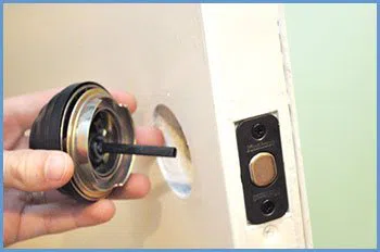 State Locksmith Services Riverside, CA 909-256-7113 - 5-change-locks-service